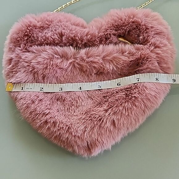 🎉 NEW🎉 Fuzzy Heart Crossbody Bag - Picture 9 of 9